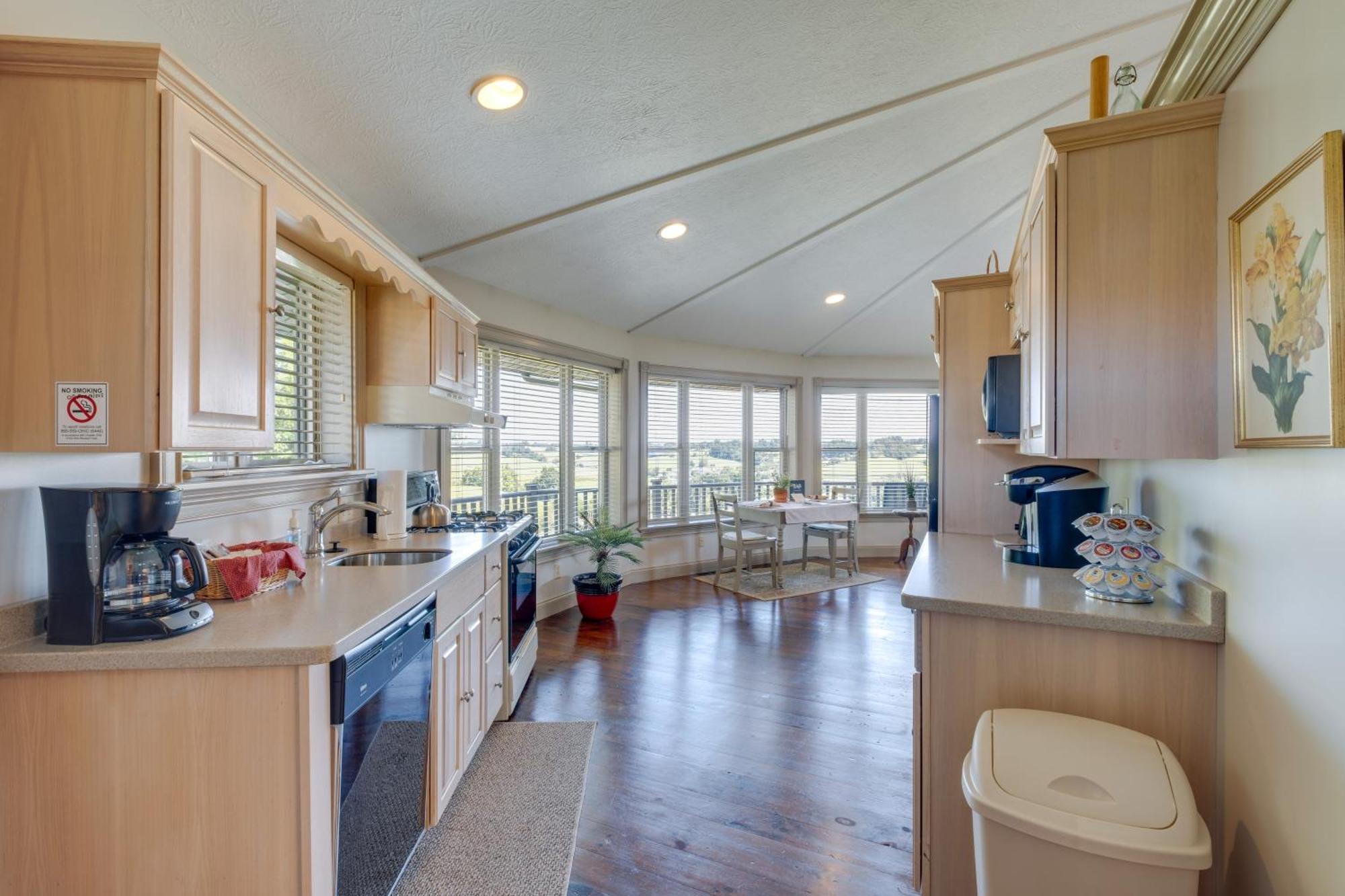 Apartment Quiet Getaway With Amish Country Views! *